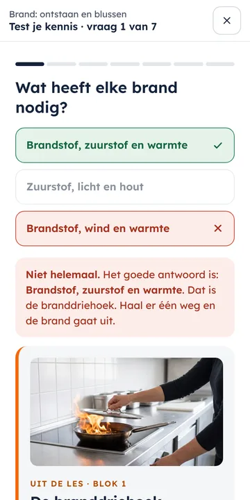 Test je kennis: een fout antwoord met direct de uitleg en het stuk uit de les eronder